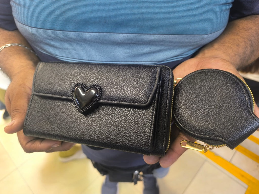 Cartera elegante con detalle de corazón y monedero incluído