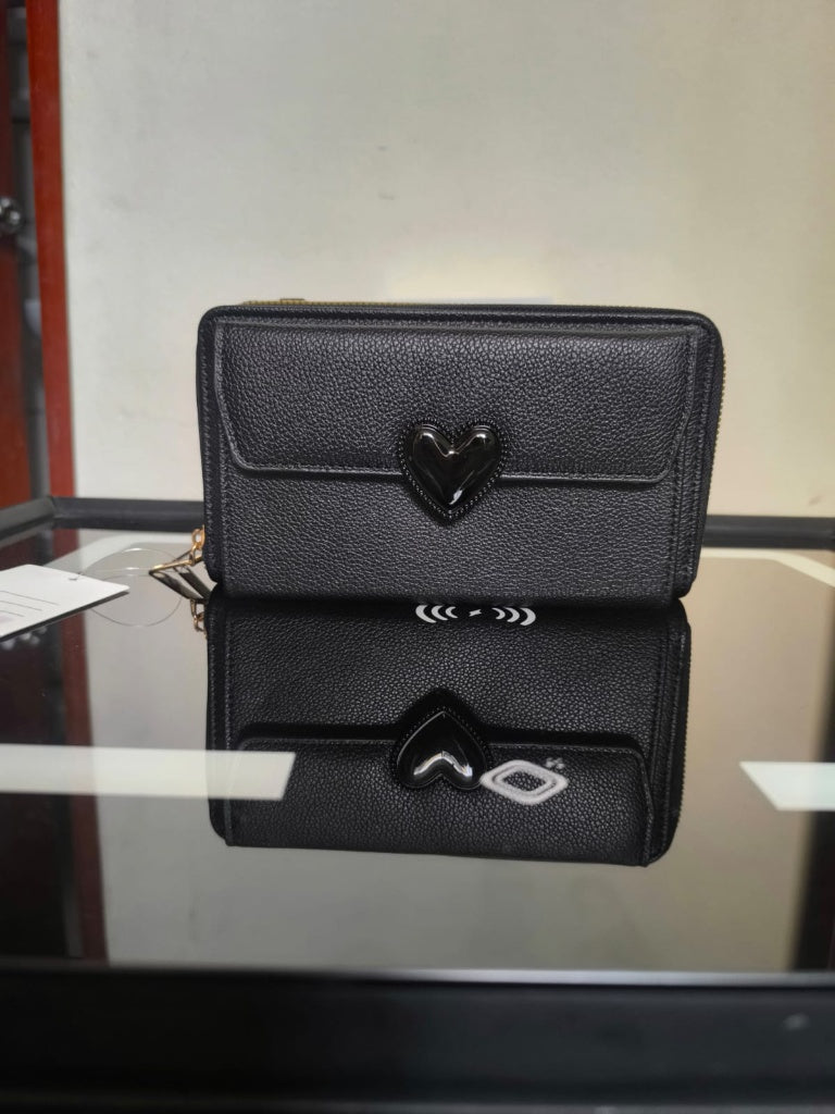 Cartera elegante con detalle de corazón y monedero incluído