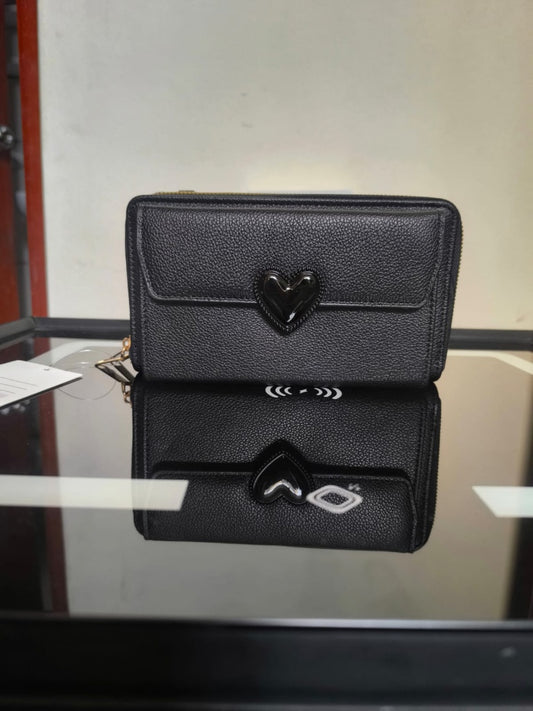 Cartera elegante con detalle de corazón y monedero incluído
